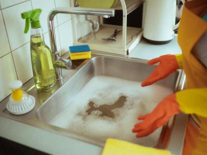 habos vízzel eldugult konyhai mosogató körülötte szivcs, súroló