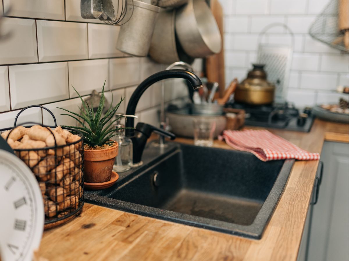 egy szép modern konyha fekete mosogatója