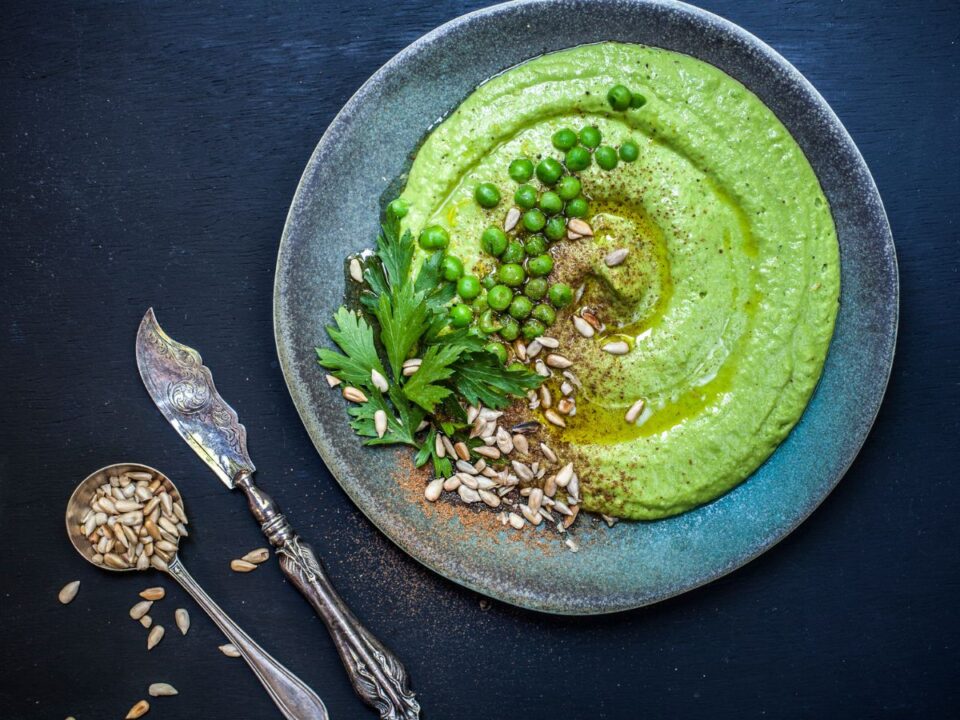 Zöld hummusz, petrezselyemmel, za'atarral, napraforgómaggal, bébi zöldborsóval és extra szűz olívaolajjal díszítve