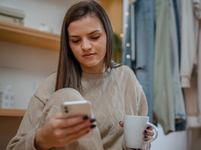 nő a telefonját nézi