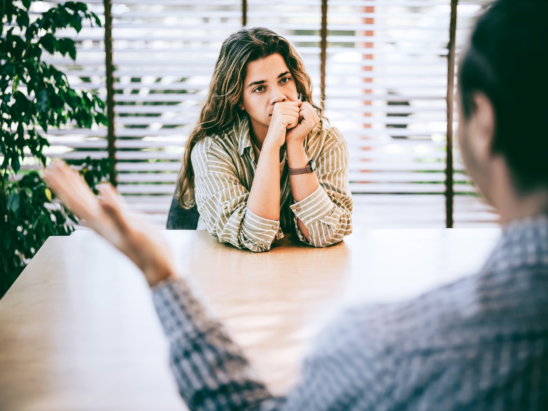 nő unottan hallgat valakit