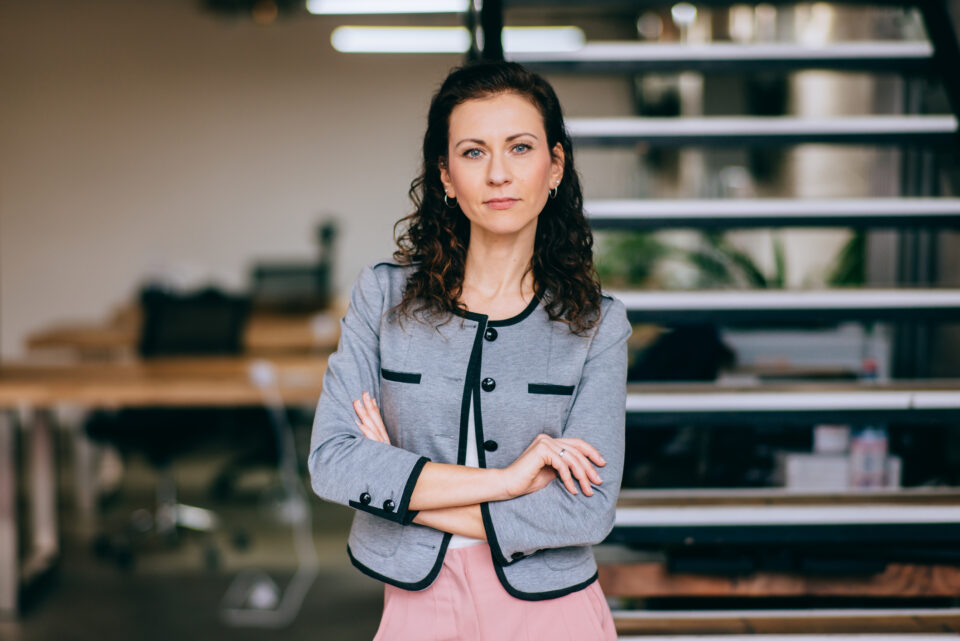 osszefont-karok-jelentese - Nők Lapja összefont karok pszichológia viselkedés nonverbális kommunikáció testbeszéd