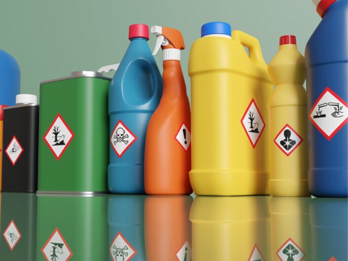 veszélyes tisztítószerek színes flakonokban