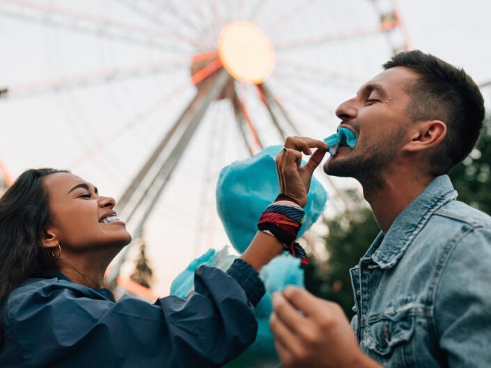 pár vidámparkban vattacukrot esz