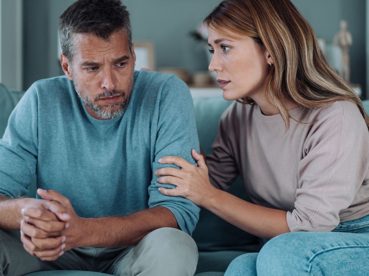 pár komolyan beszélget