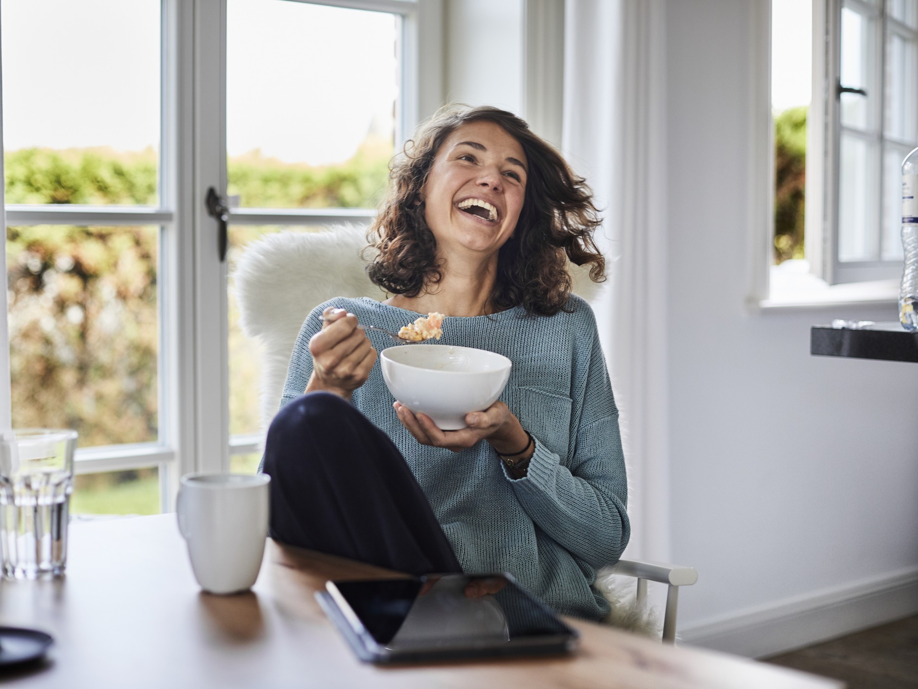 fiatal nő vidáman reggelizik