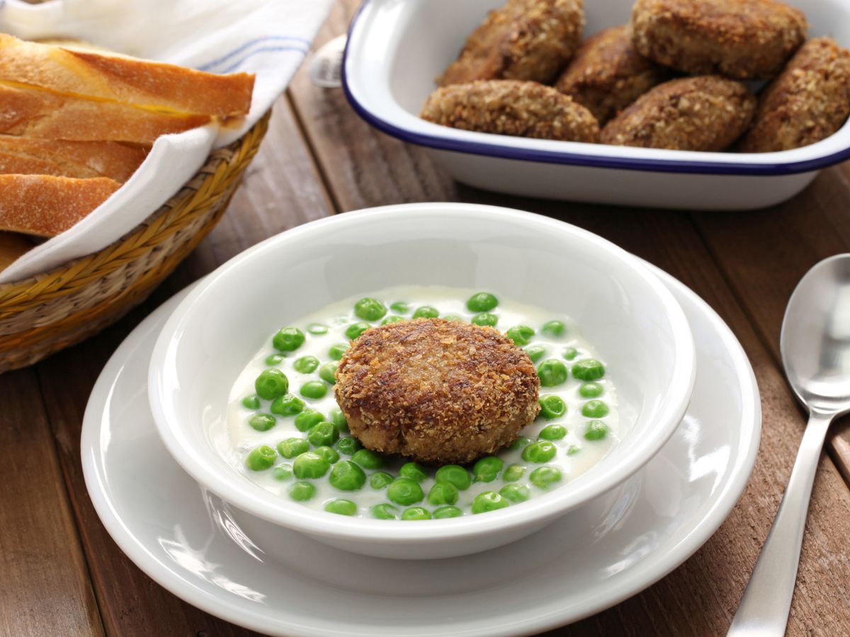 zöldborsófőzelék és fasírt