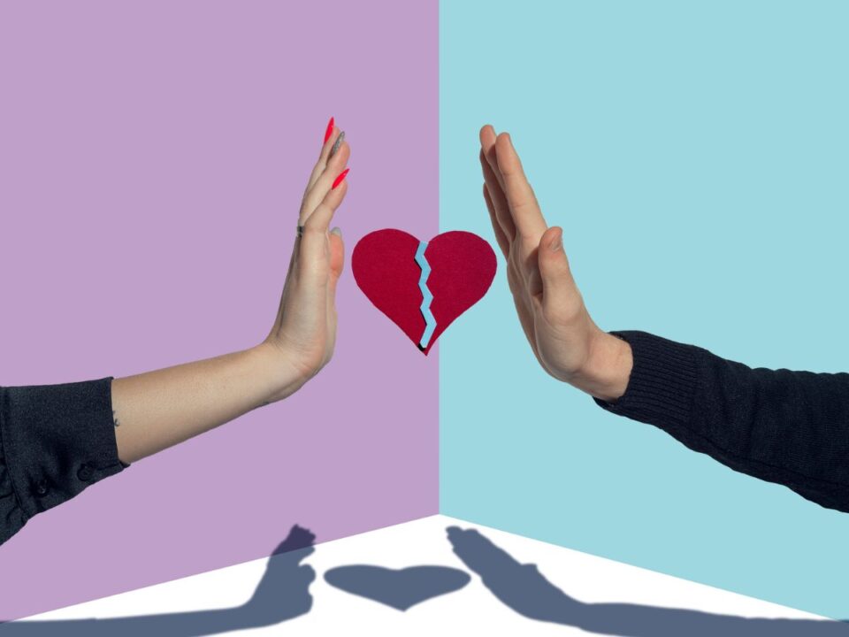 grafika férfi női kézzel köztük összetört szívvel