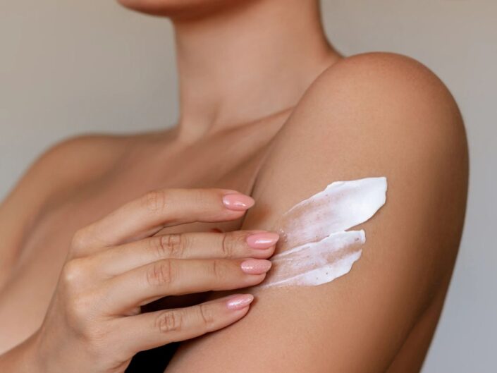 nő krémezi a karját