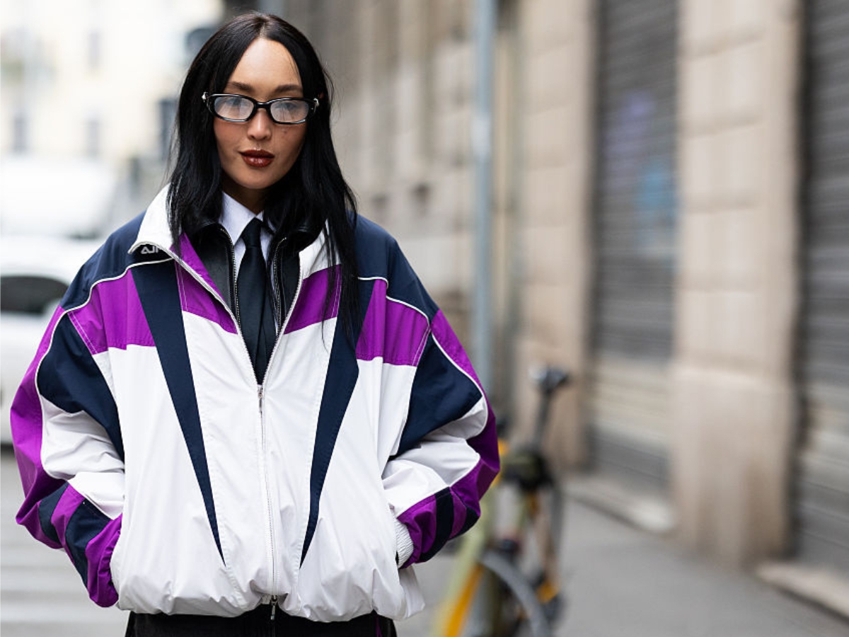 Nő színes széldzsekiben