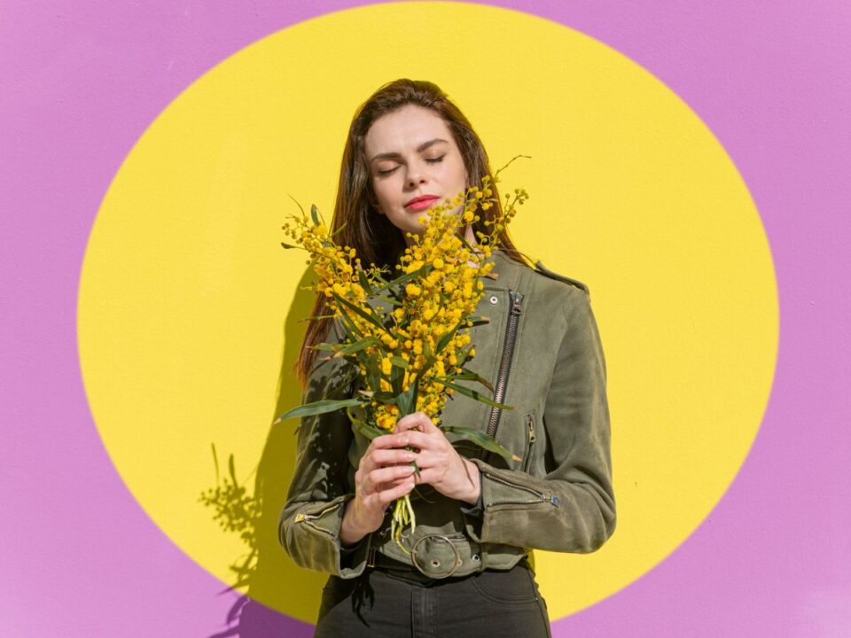 fiatal nő mimóza virággal a kezében