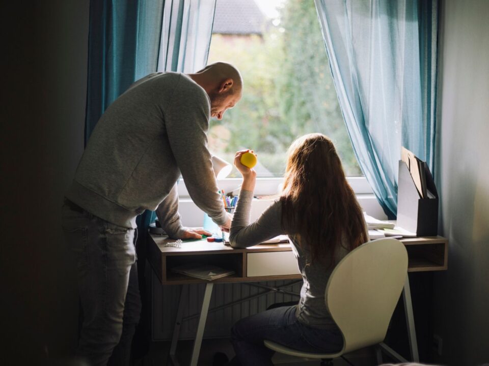 apa lánya íróasztal tanulás 