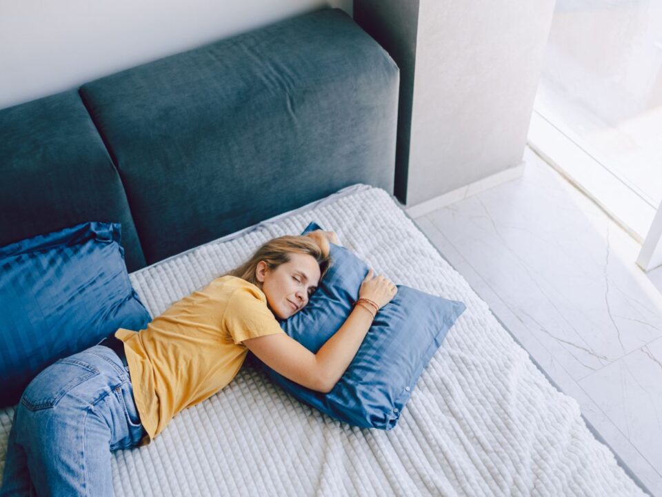 szundikáló nő az ágyon