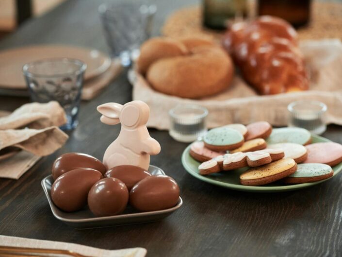 húsvéti asztal csokinyuszival kaláccsal étkészlettel