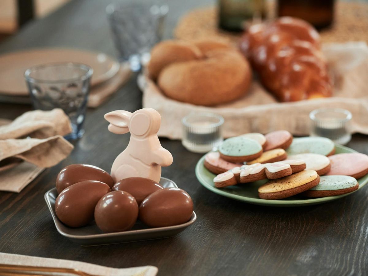 húsvéti asztal csokinyuszival kaláccsal étkészlettel