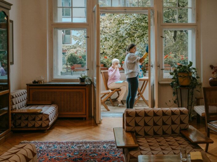 fiatal nő erkélyt takarít tavasszal