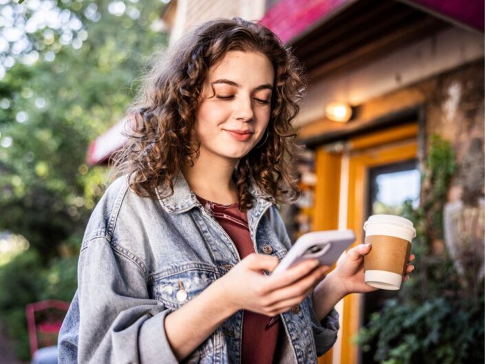 fiatal nő utca telefon kávé