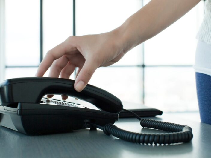 vezetékes telefont vesz fel egy nő