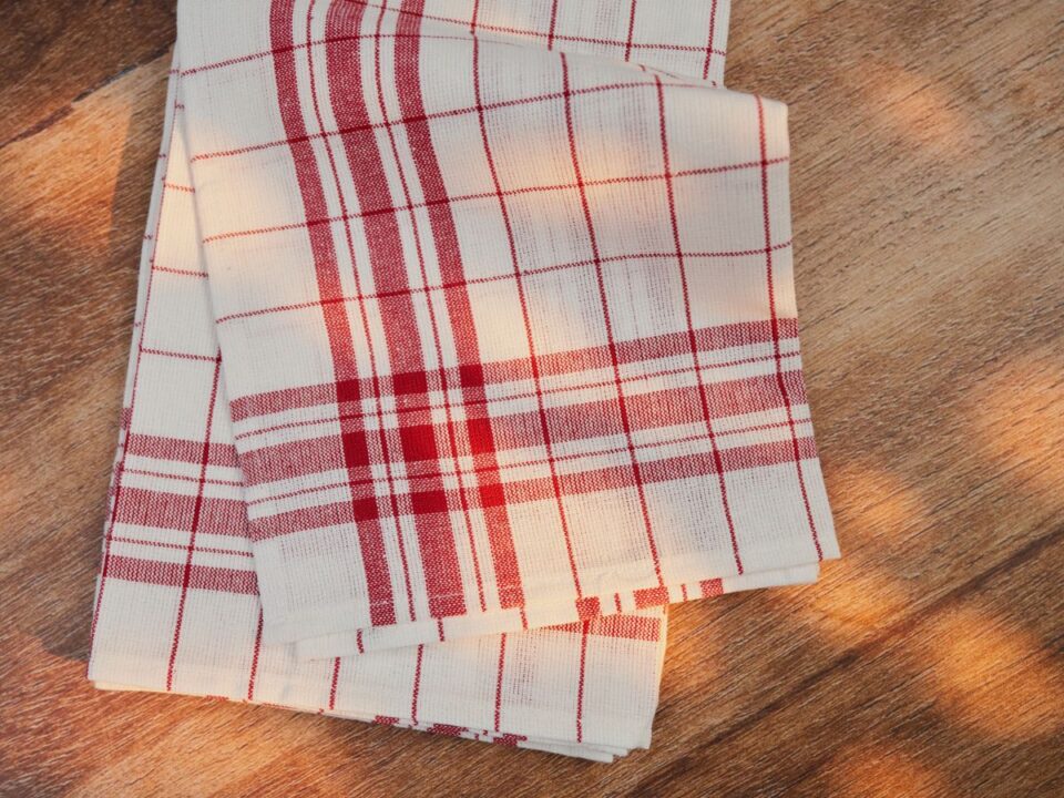 fehér-piros színű, csíkos konyharuha 