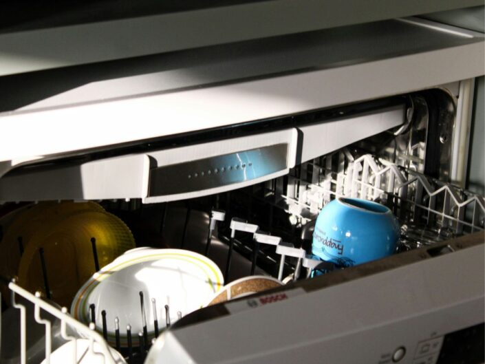 tiszta edények és bögrék a mosogatógépben