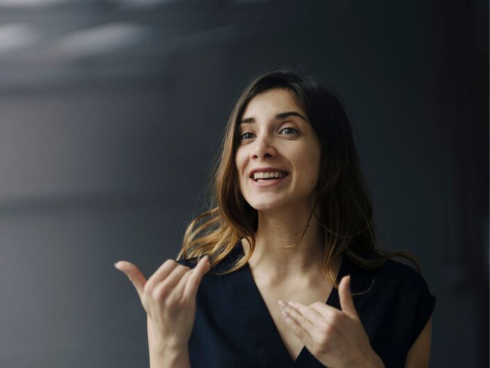 fiatal nő barna haj beszél mutogat magyaráz