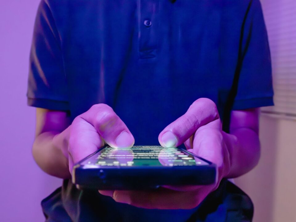 férfi a mobilján üzenetek olvas 