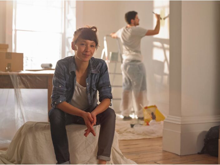 lakásfelújítás nő ül a férfi fest