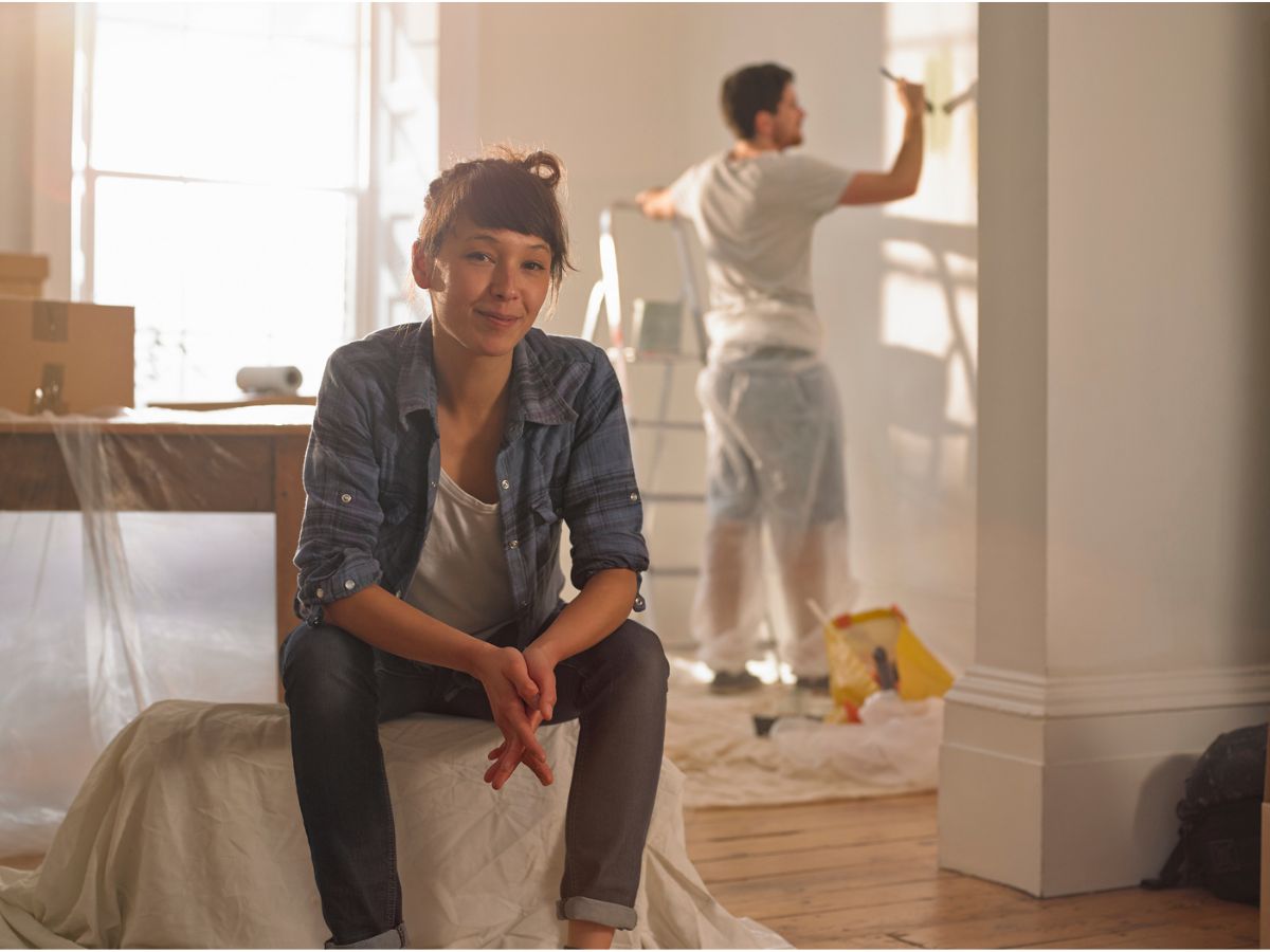 lakásfelújítás nő ül a férfi fest