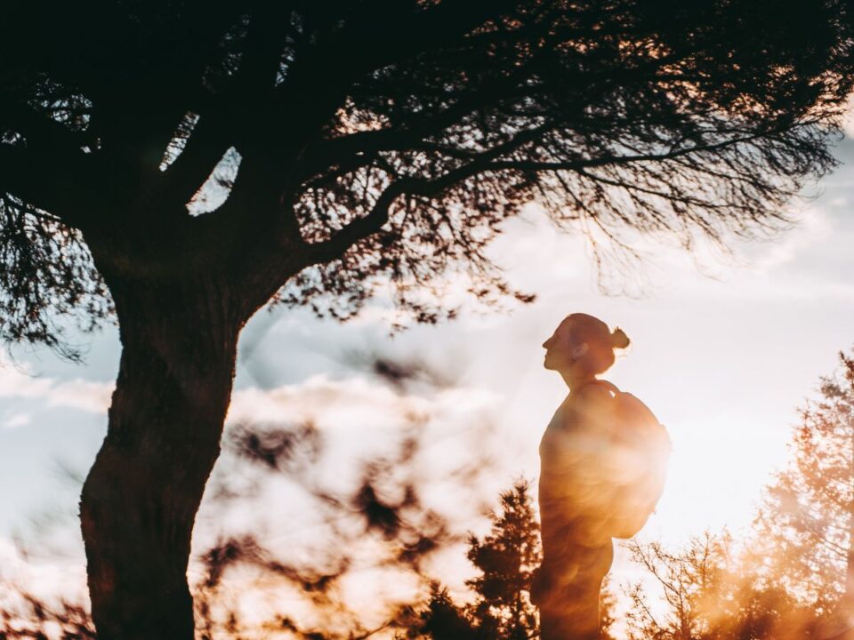 fiatal nő tavasszal túrázik