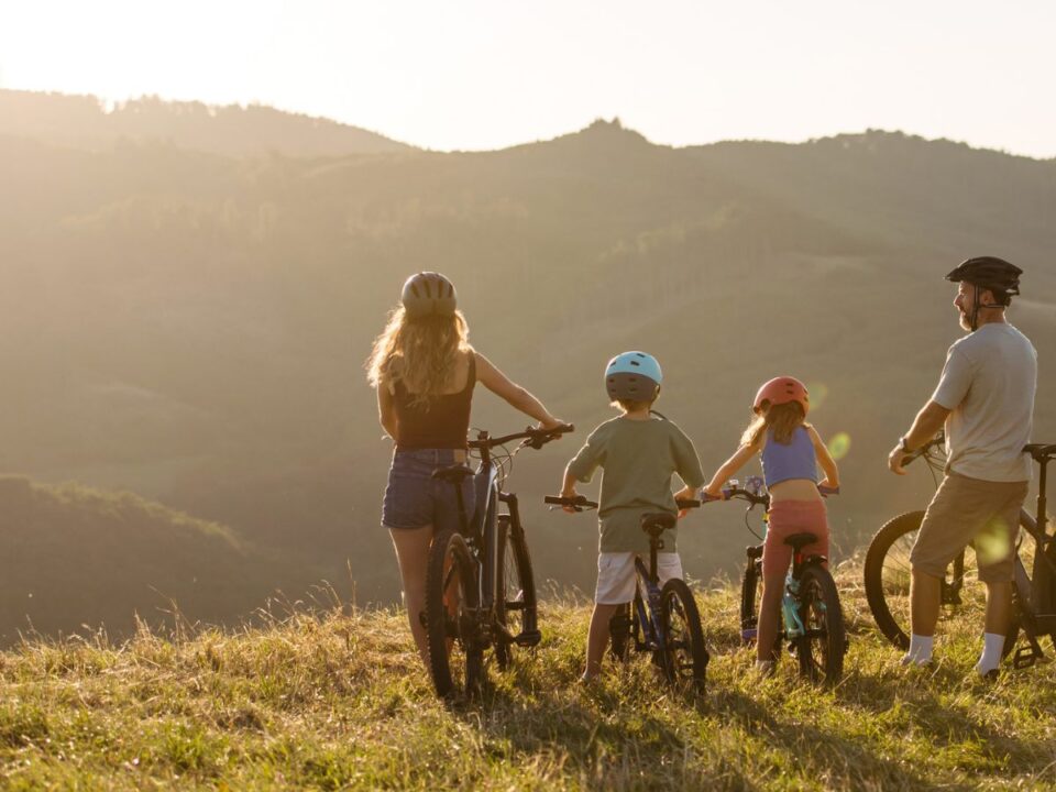 2 szülő biciklizik 2 gyerekkel