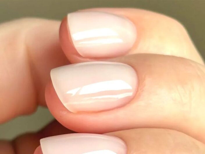 szép, rózsaszínes, elegáns manikűr