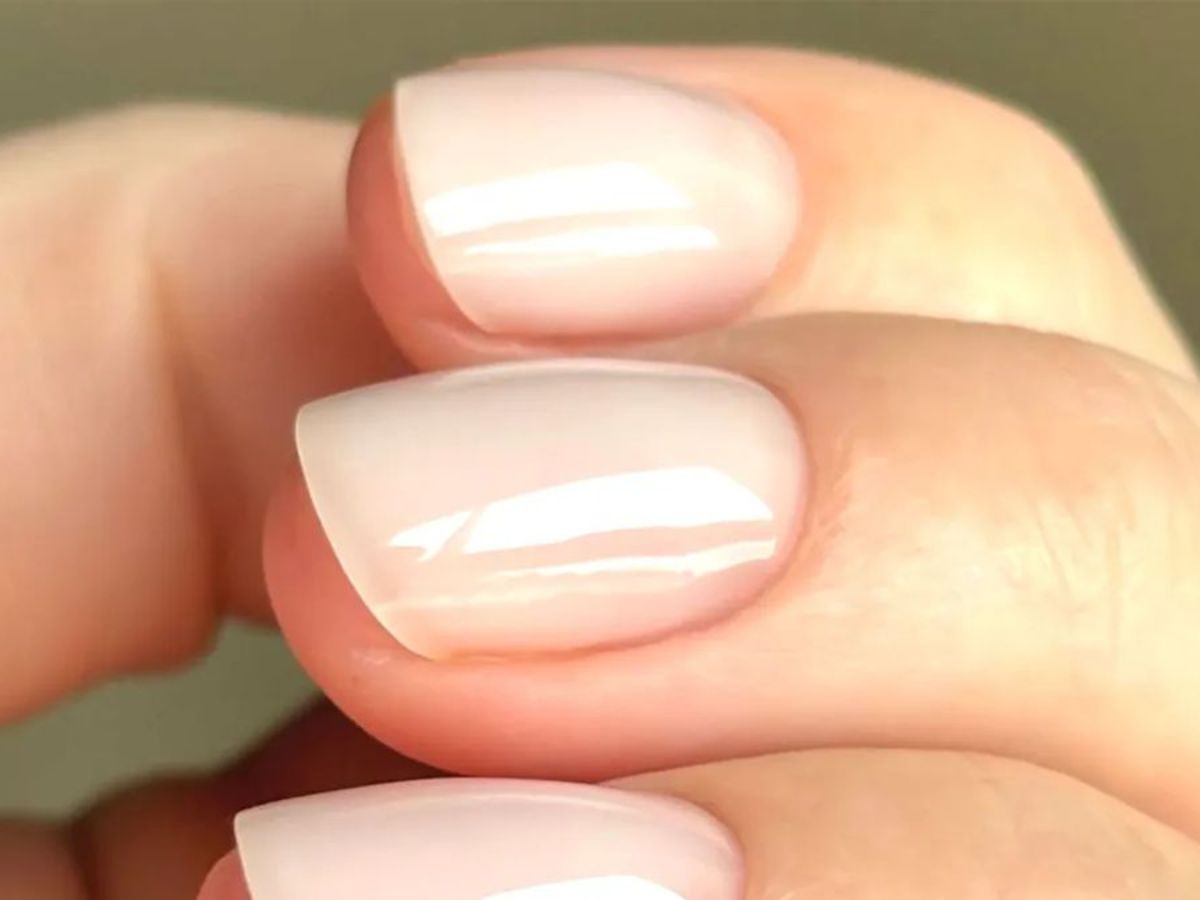 szép, rózsaszínes, elegáns manikűr