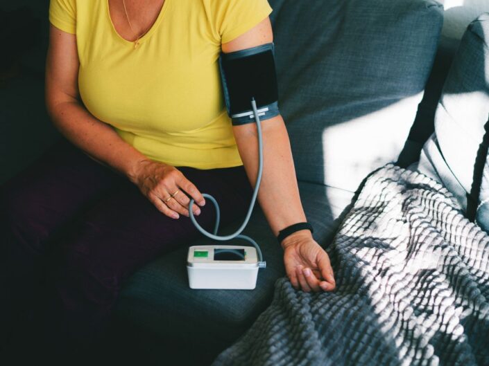 nő méri a vérnyomását