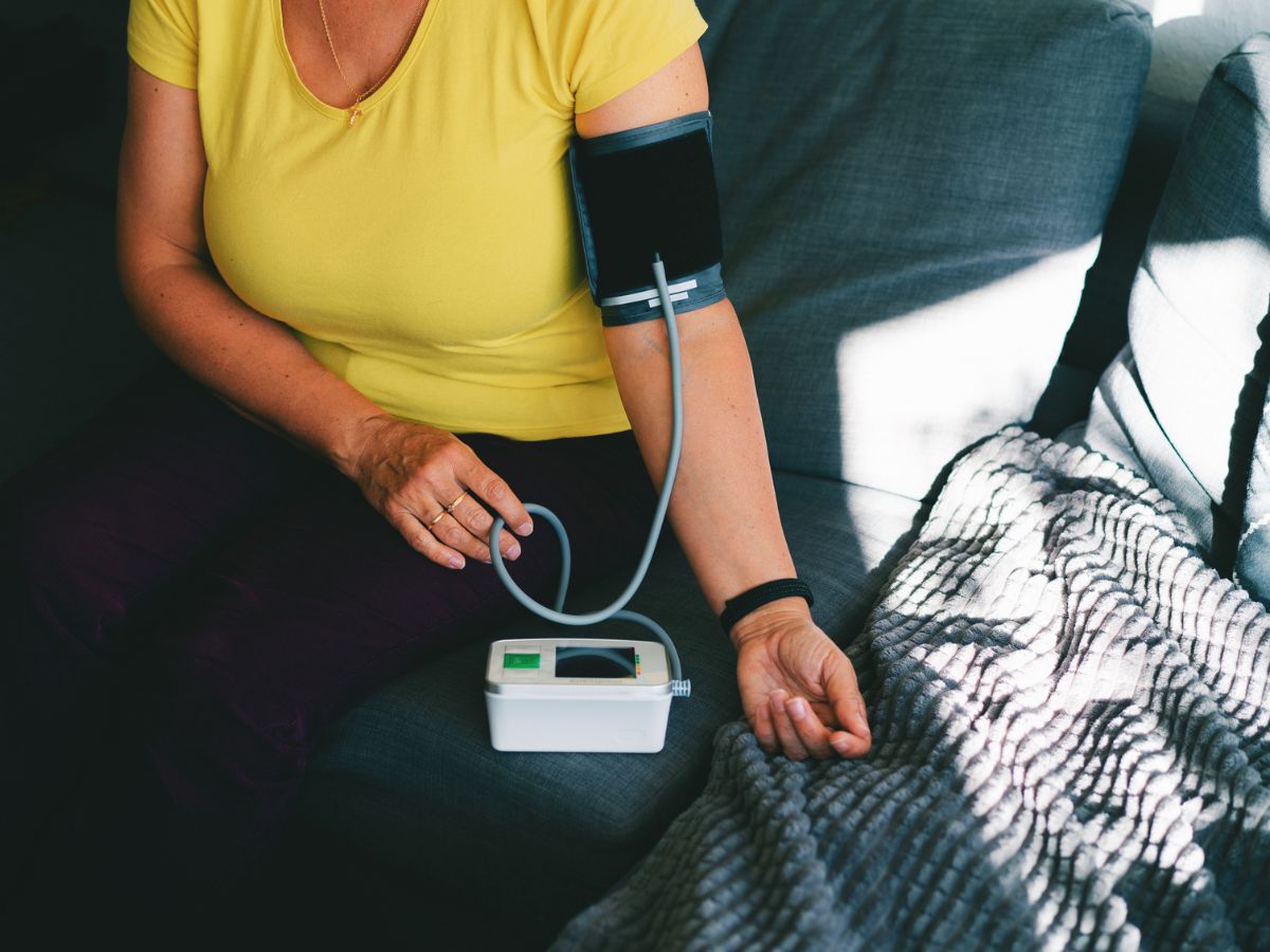 nő méri a vérnyomását