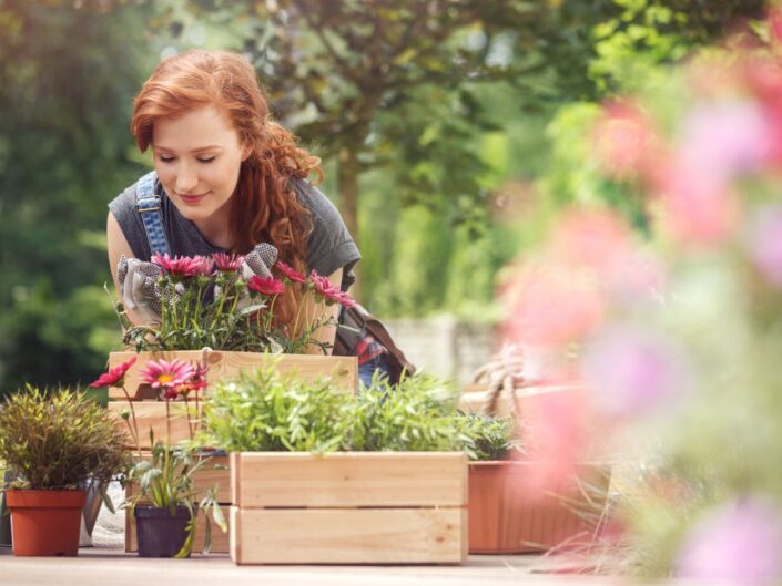 nő kertészkedik a napon a kertjében