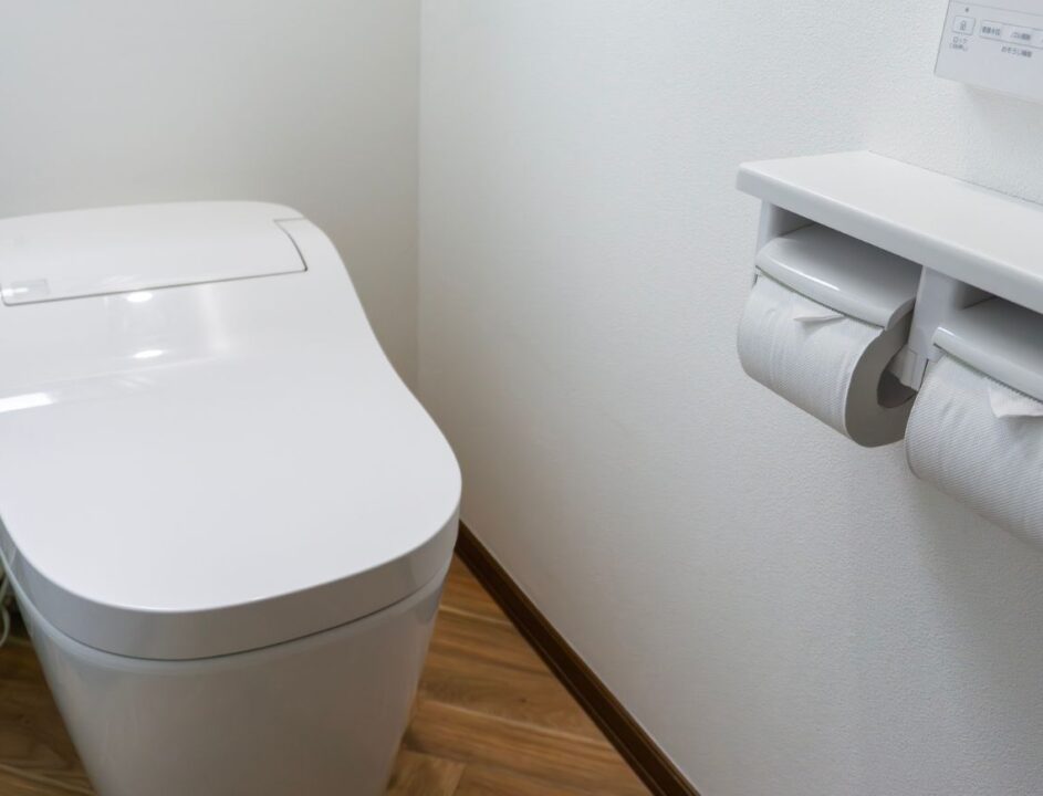 fehér wc fehér fürdőszobában