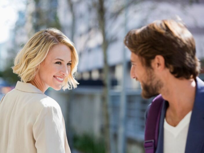 férfi és nő egymásra néz az utcán