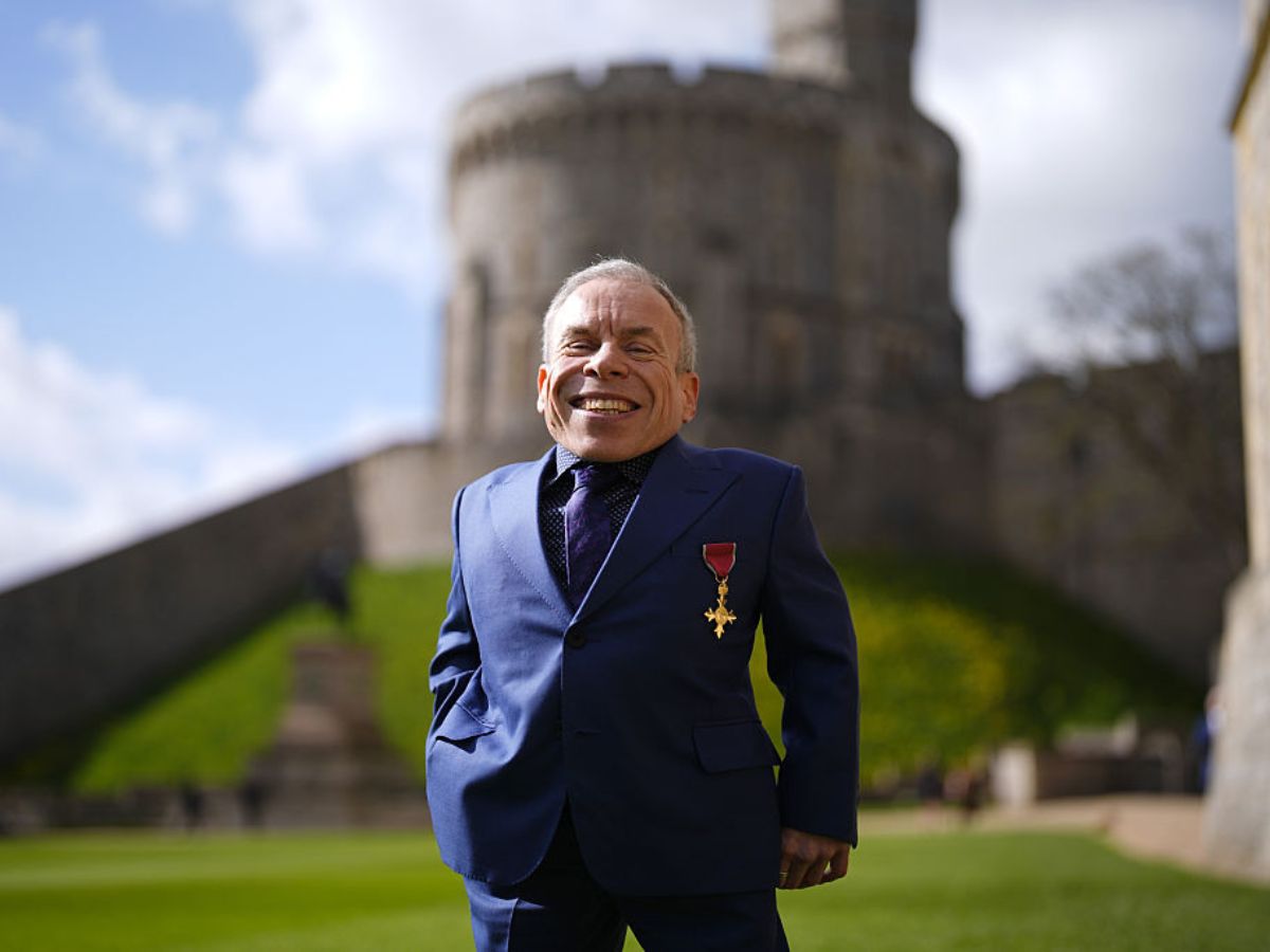 Warwick Davis 2026. március 11-én a windsori kastélyban a Brit Birodalmi Rend tiszti kitüntetését kapta