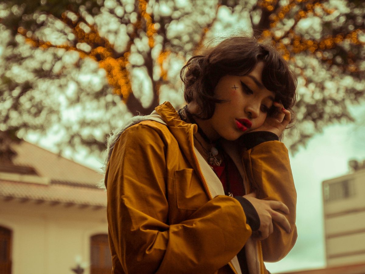 szorongó fiatal lány