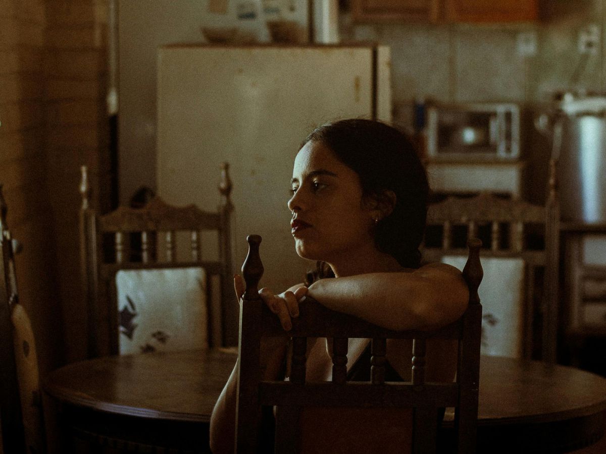 szorongó fiatal nő