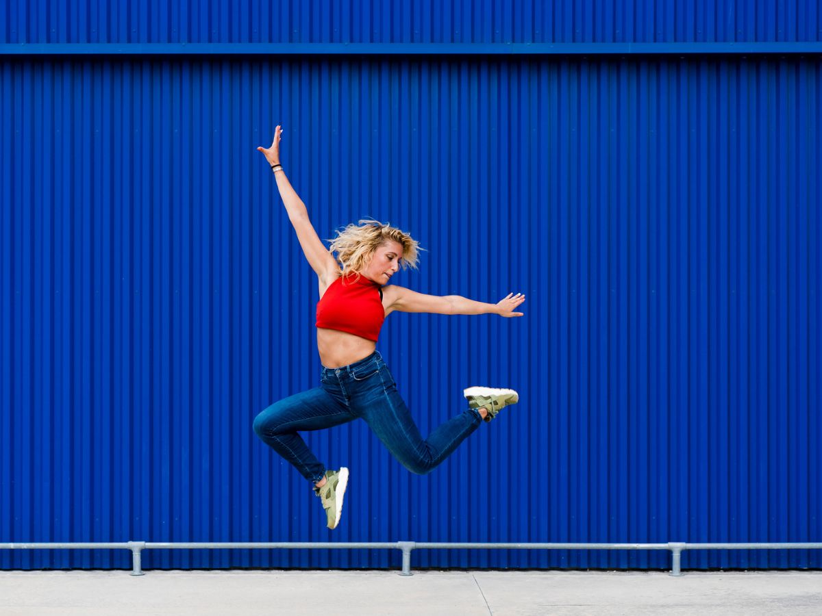 szőke nő helyből felugrik magasra