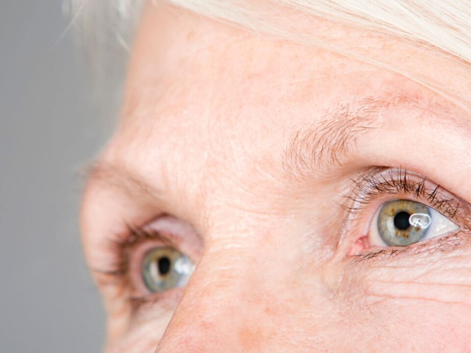 idősebb nő tekintete