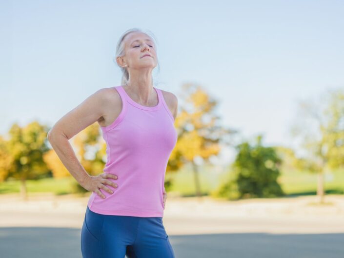 50-60 éves nő szabadban sportol