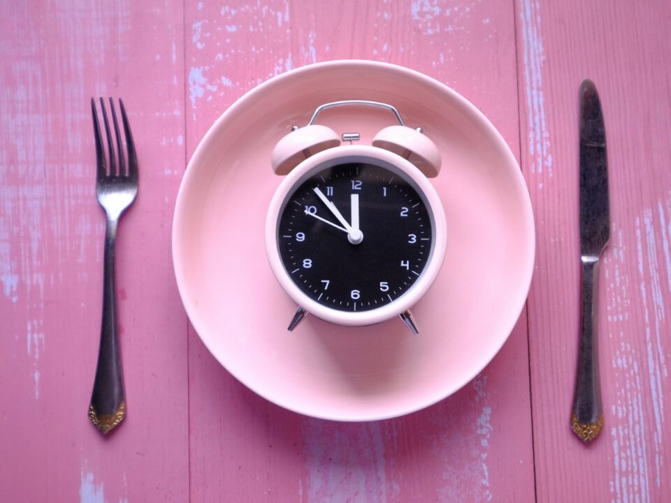 egy ébresztőóra tányéron