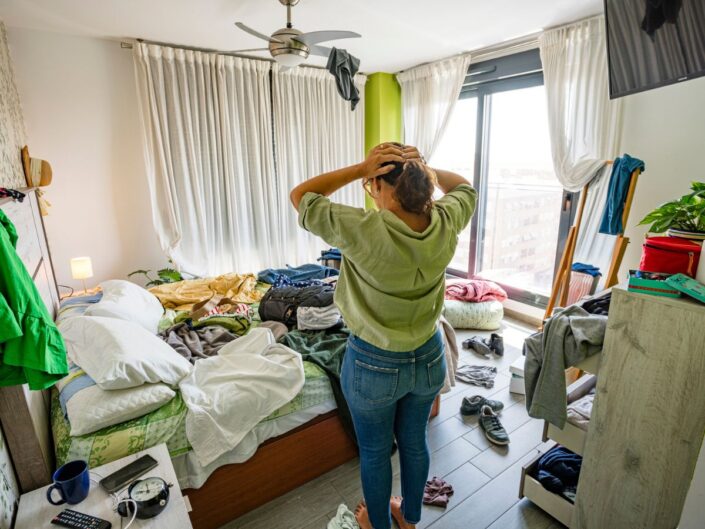 gondterhelt nő a rendetlen hálószobát nézi