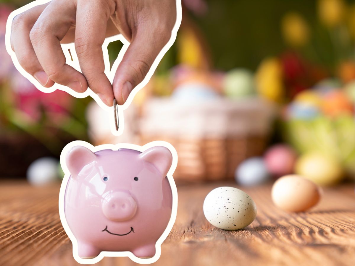 Kéz érmét dob egy rózsaszín perselybe húsvéti hangulatú háttér előtt, tojásokkal és fonott kosárral – a spórolás és ünnepi költekezés jelképe.