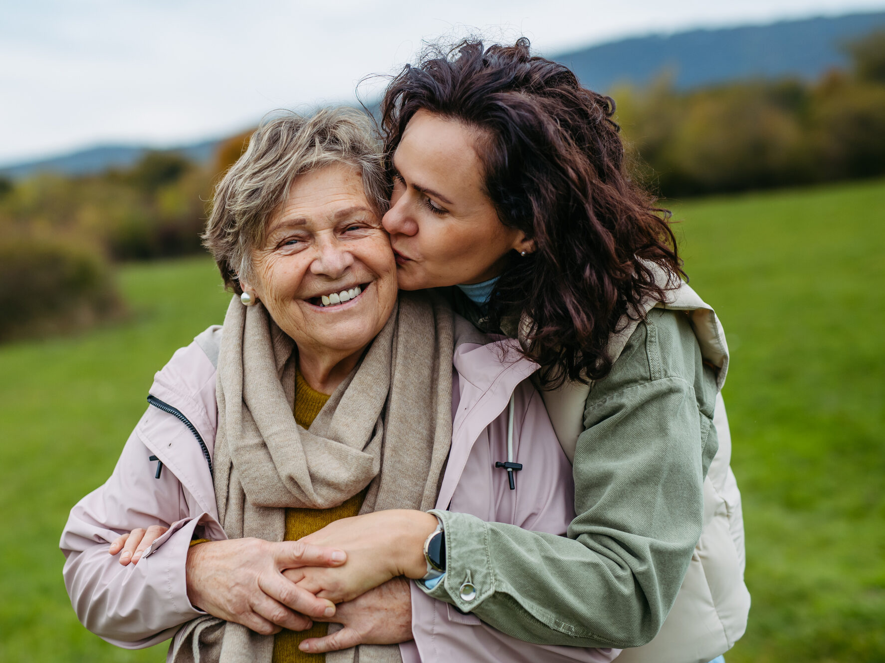 anya és lánya ölelik egymást