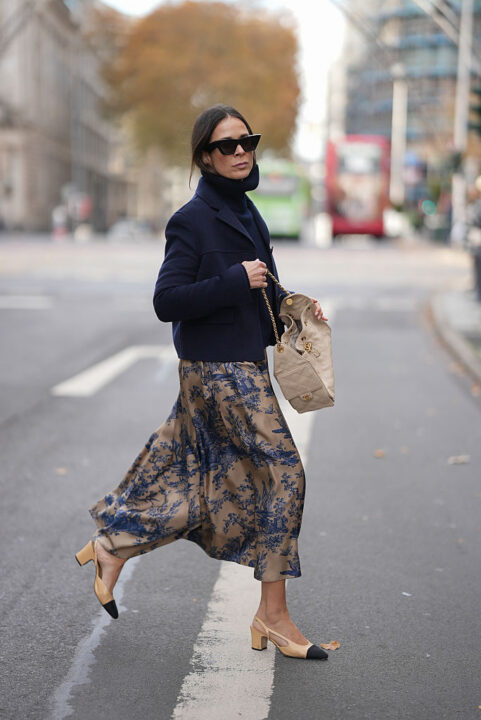 Street style képen egy nő mandula félcipőben