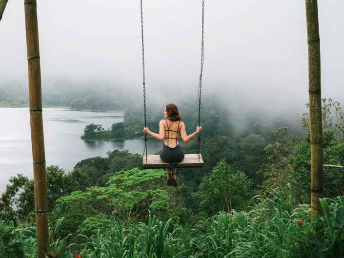 nő hintázik a dzsungel felett