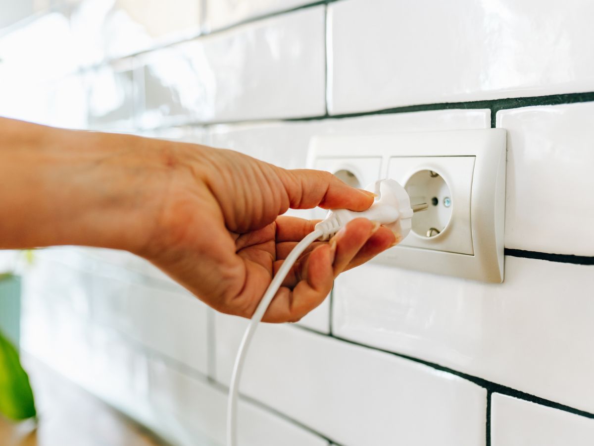 konnektorból kihúzza a dugót